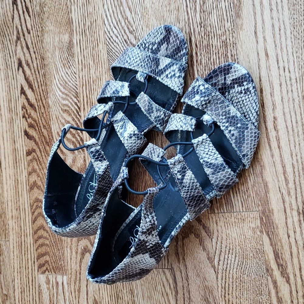 (8M) Life Stride Soft System Reptile Textured Strappy Low Wedge Heel Sandals